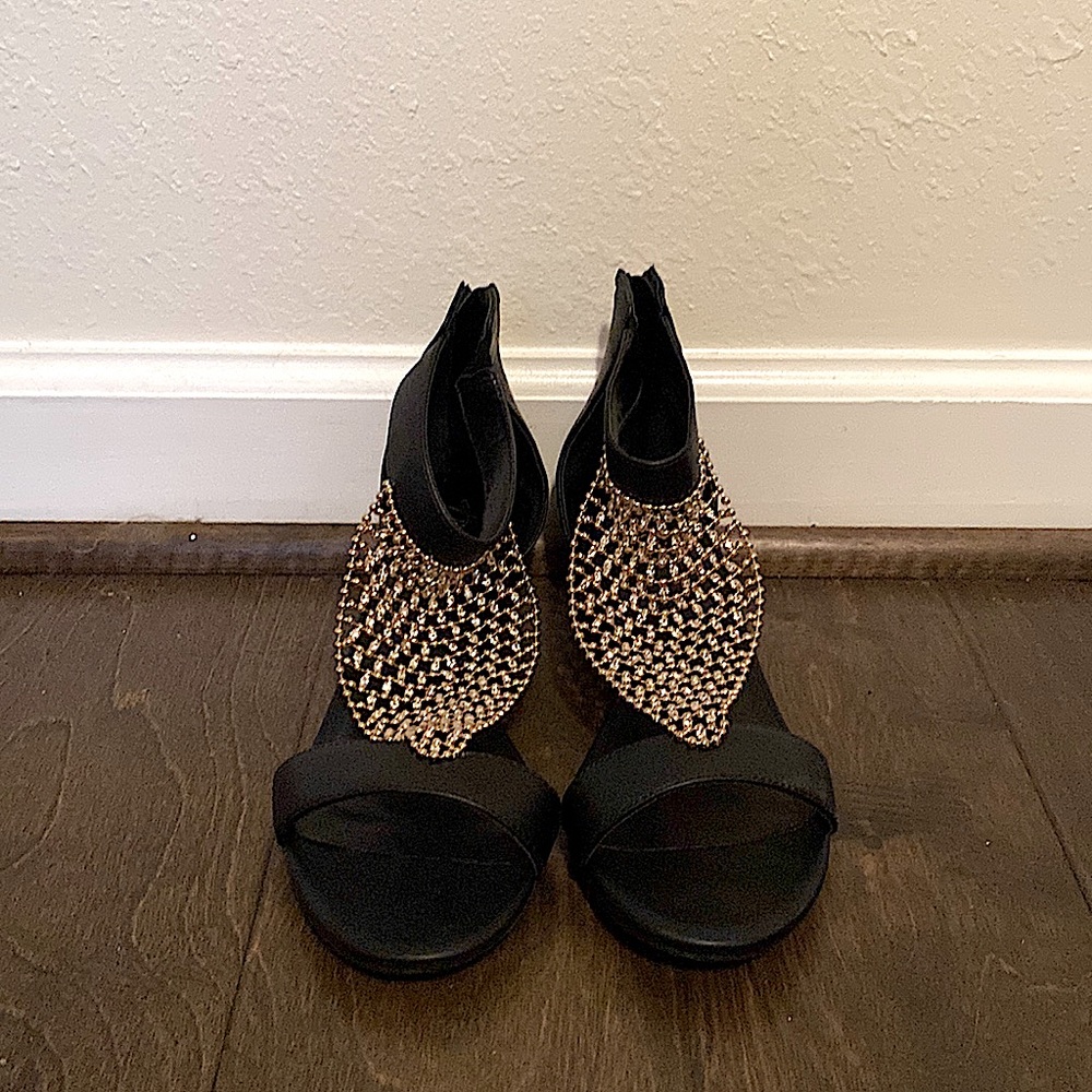 I am selling these black shoes and the brand is Thalia soda.